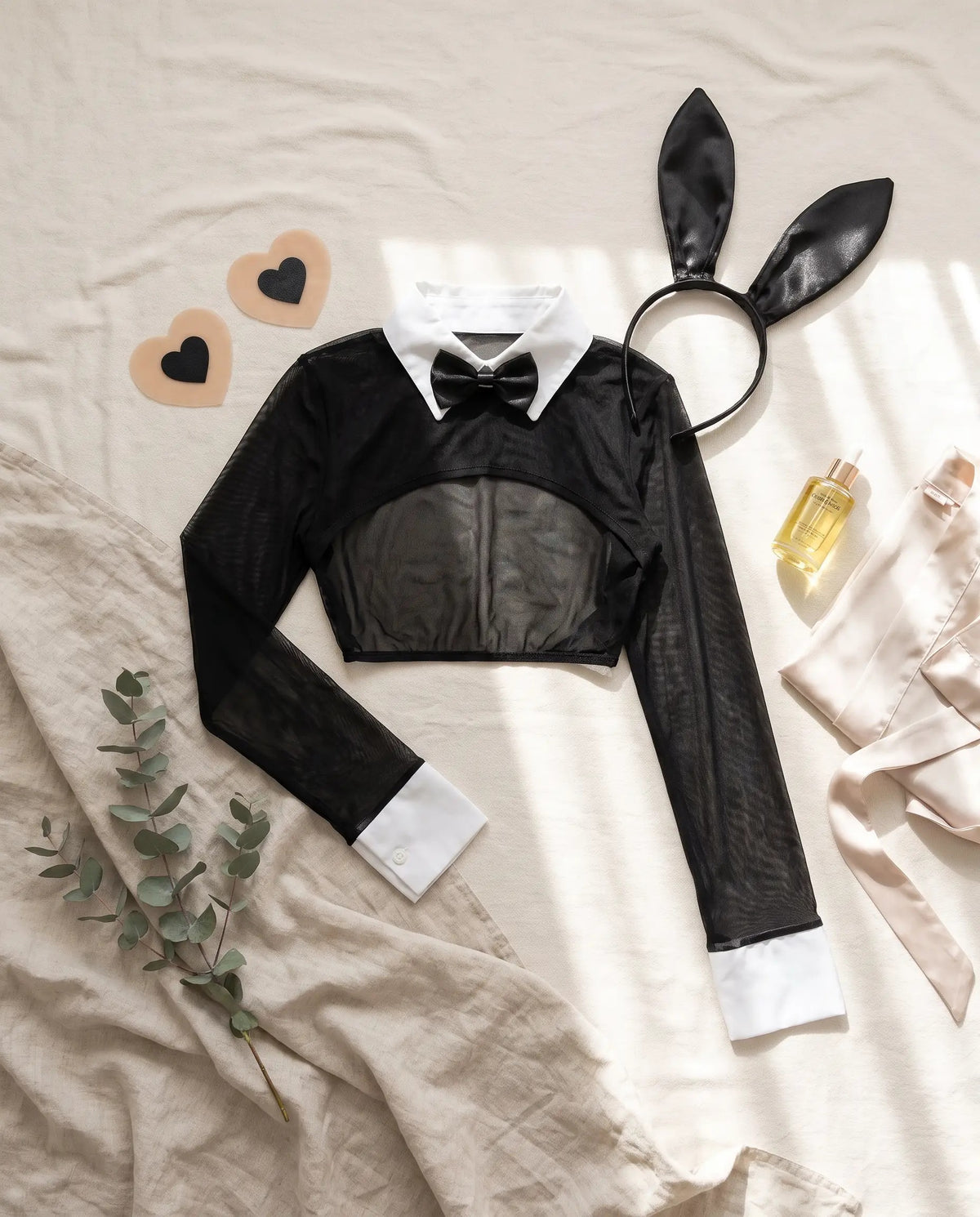 كوستيوم خادمة شفاف أسود بتفاصيل قلب - flat lay